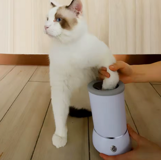 cat-using-electric-paw-cleaner